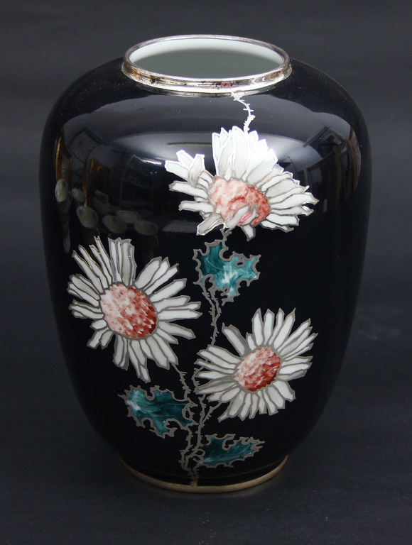 Фарфоровая ваза с серебристой отделкой
