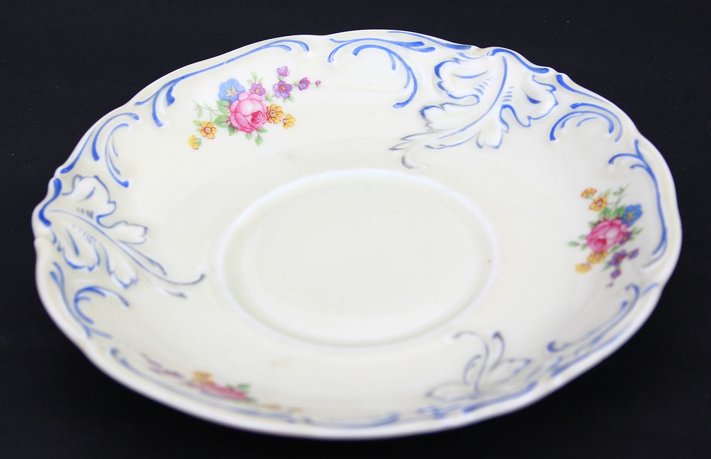 Porcelain set - 6 cups, 4 saucers, cream utensil