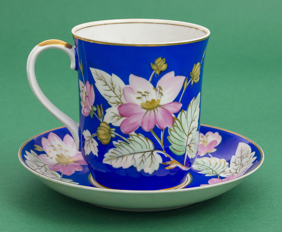 Porcelain cup with saucer 