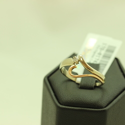 Gold ring with diamonds