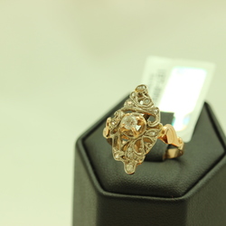 Golden ring with diamonds and brilliants