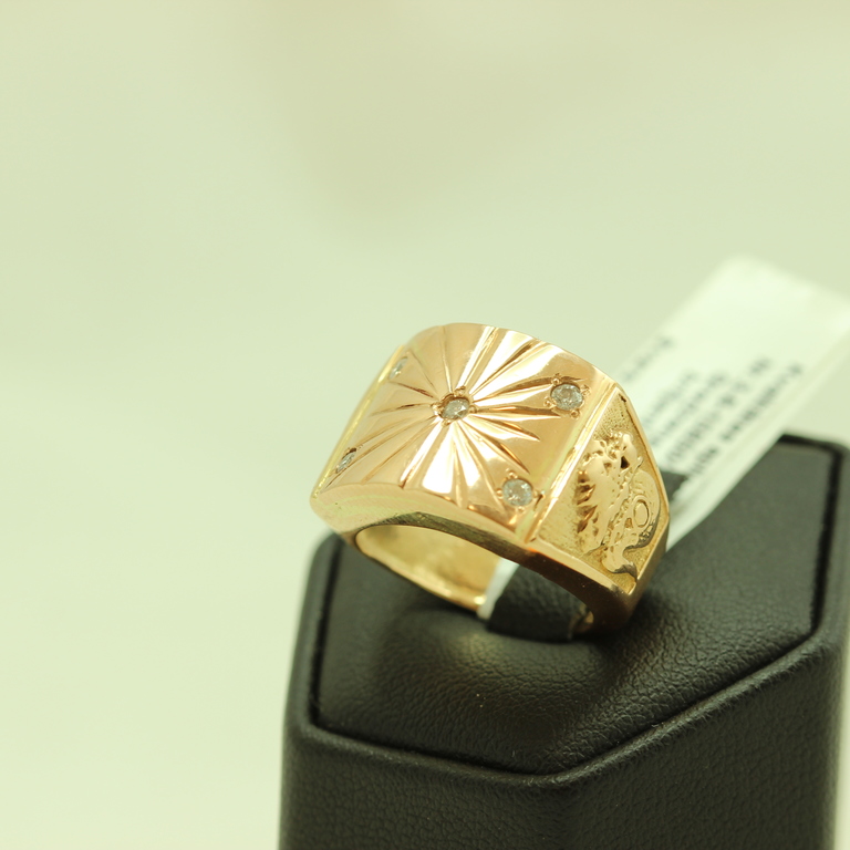 Gold ring with diamonds