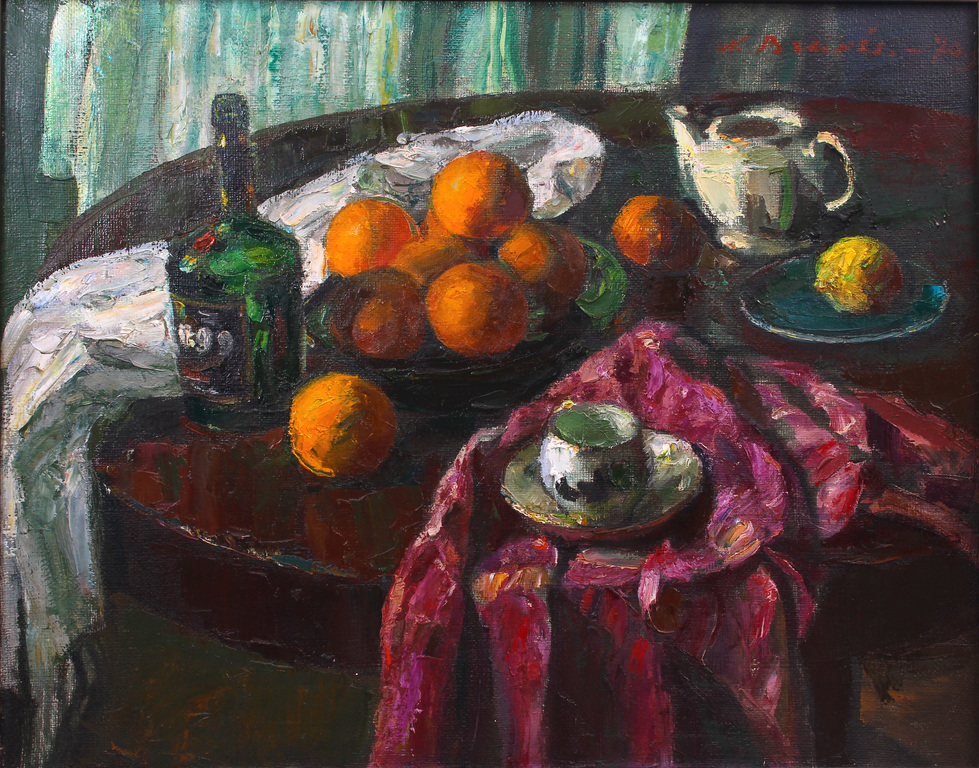 Klusā daba ar apelsīniem uz apaļā galda