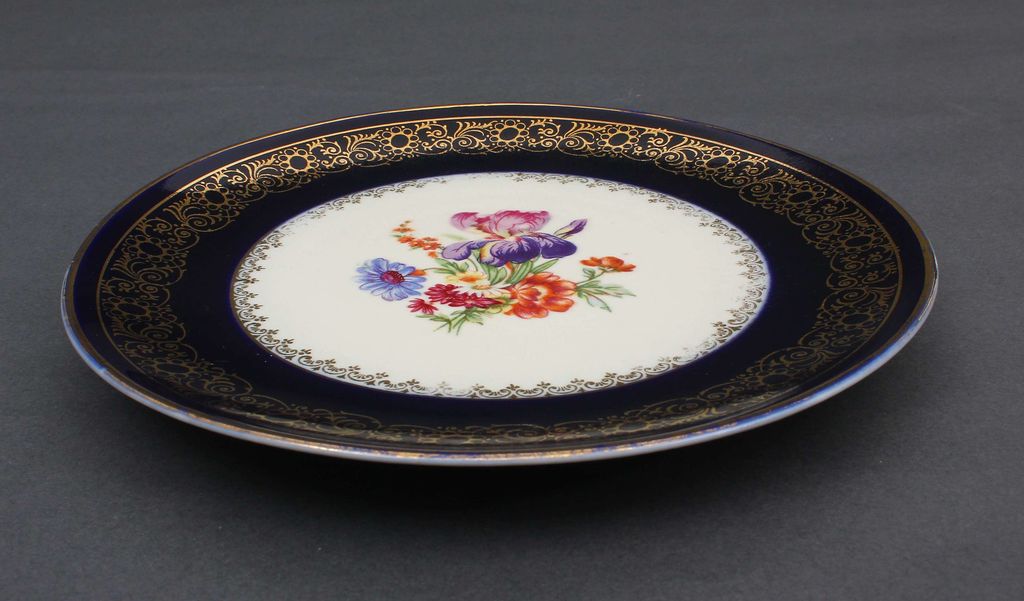 Decorative porcelain plate 