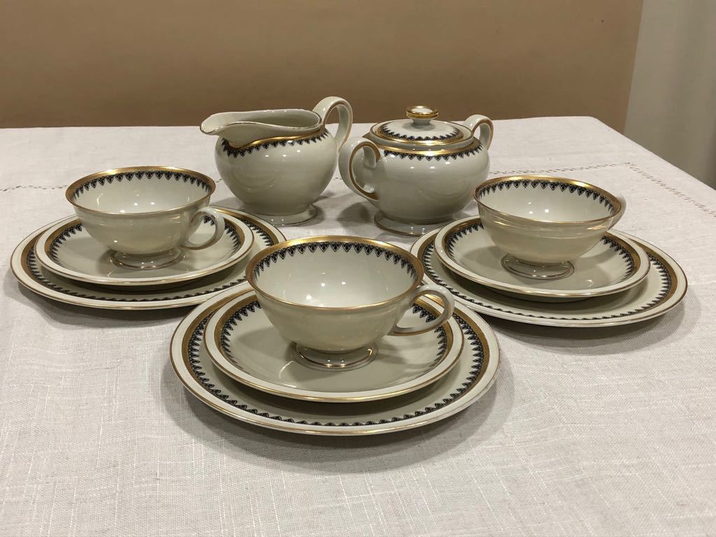 Porcelain set for 3 persons - sugar-basin, cream utensil, 3 cups with saucers