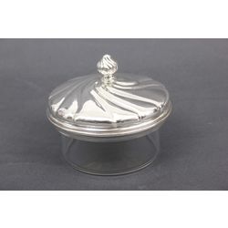 Стеклянная посуда в стиле барокко с серебряной крышкой