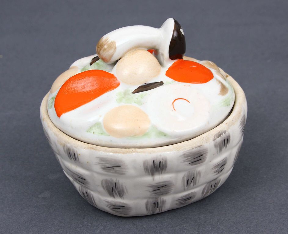 Porcelain utensil witl lid 