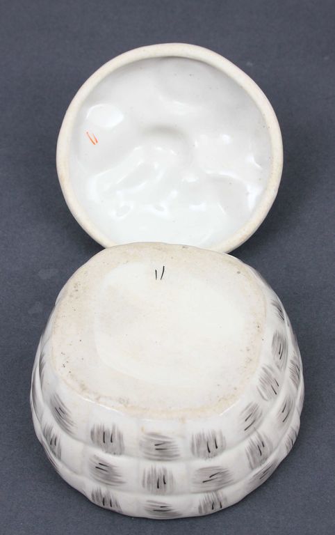 Porcelain utensil witl lid 