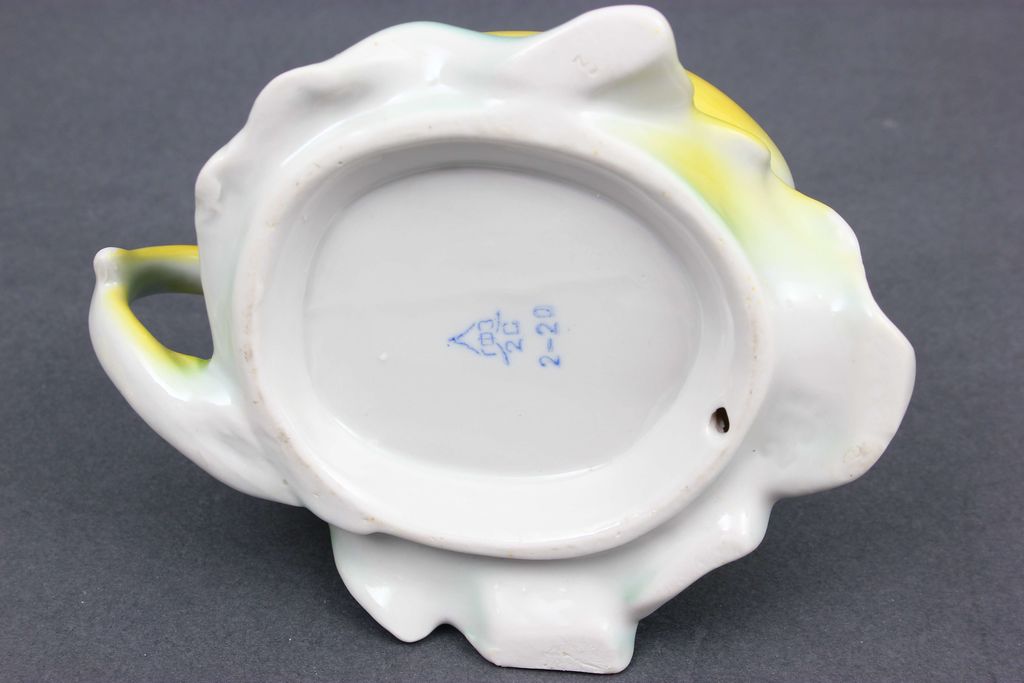 Porcelain butter bowl with lid