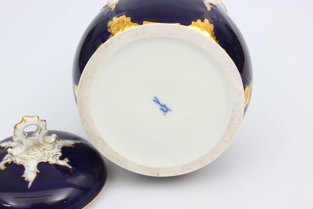 Porcelain untensil with a lid