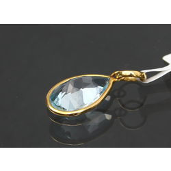 Gold pendant with topaz