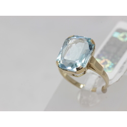 Gold ring with aquamarine