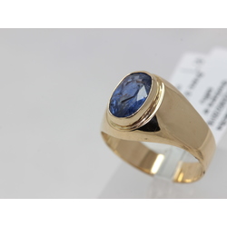 Gold ring with sapphires