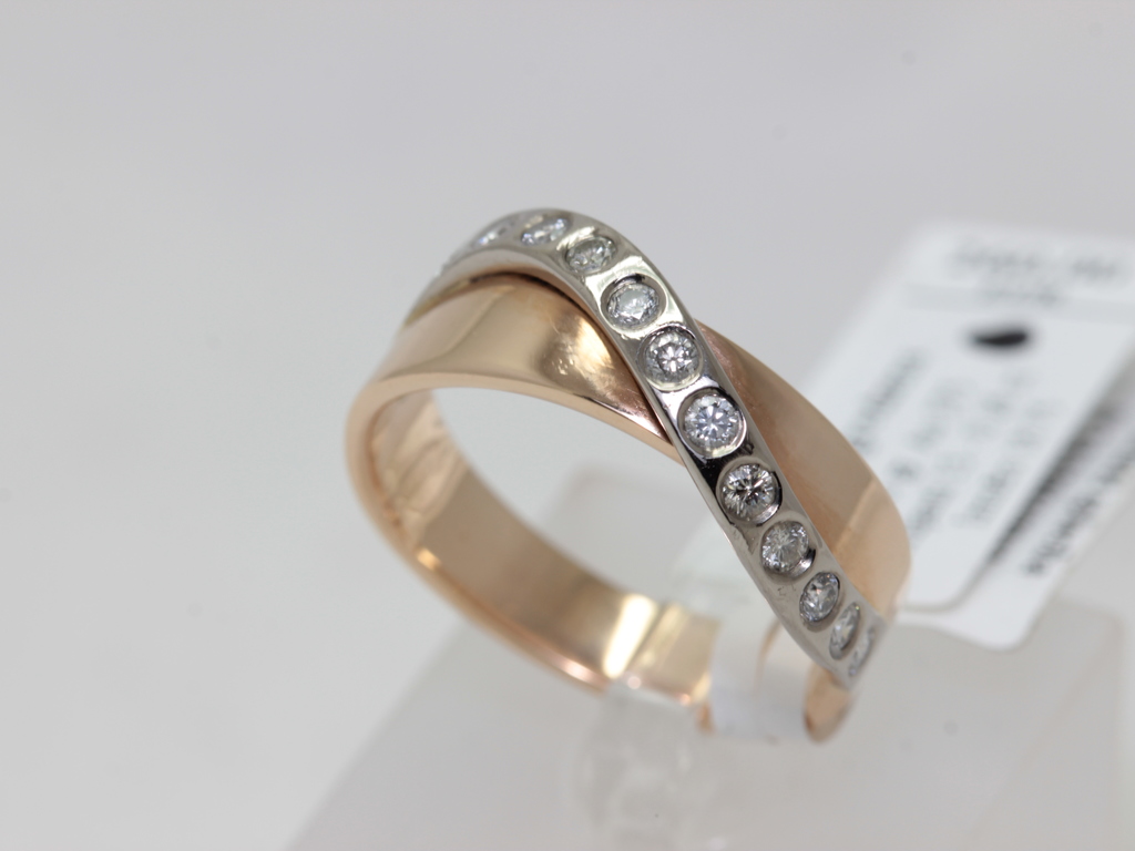 Gold ring with 13 diamonds