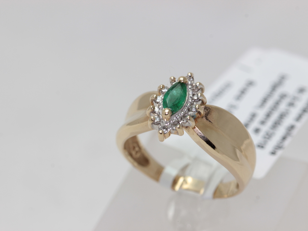 Gold ring with 12 diamonds and emeralds