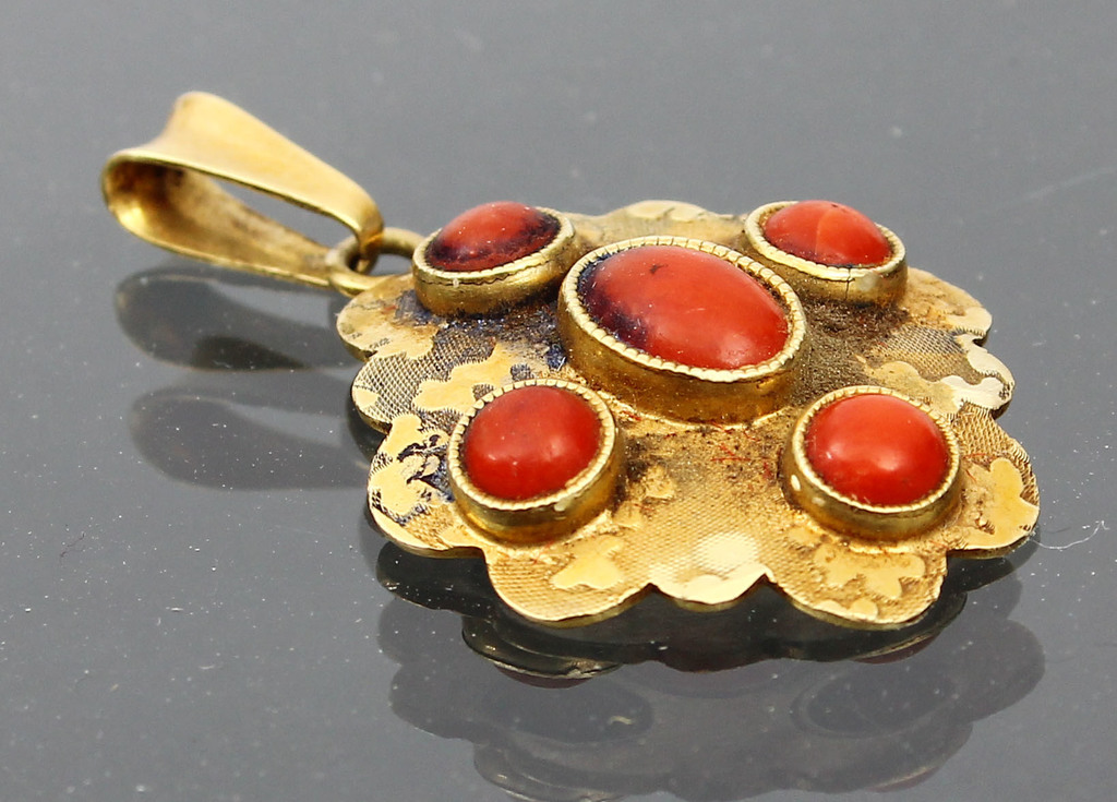 Gold pendant with corals