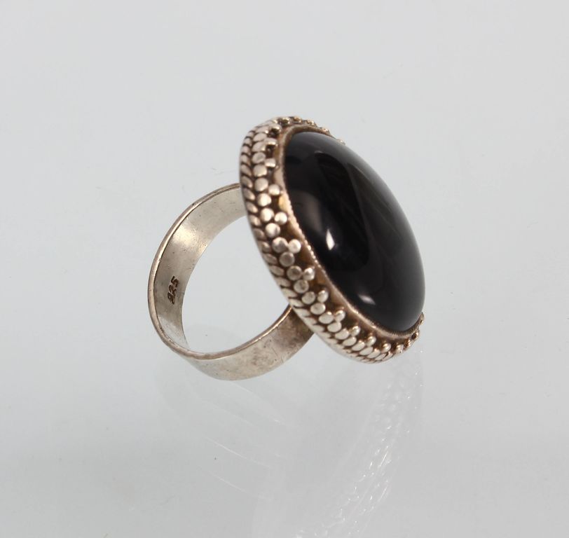 Серебряное кольцо с черным камнем