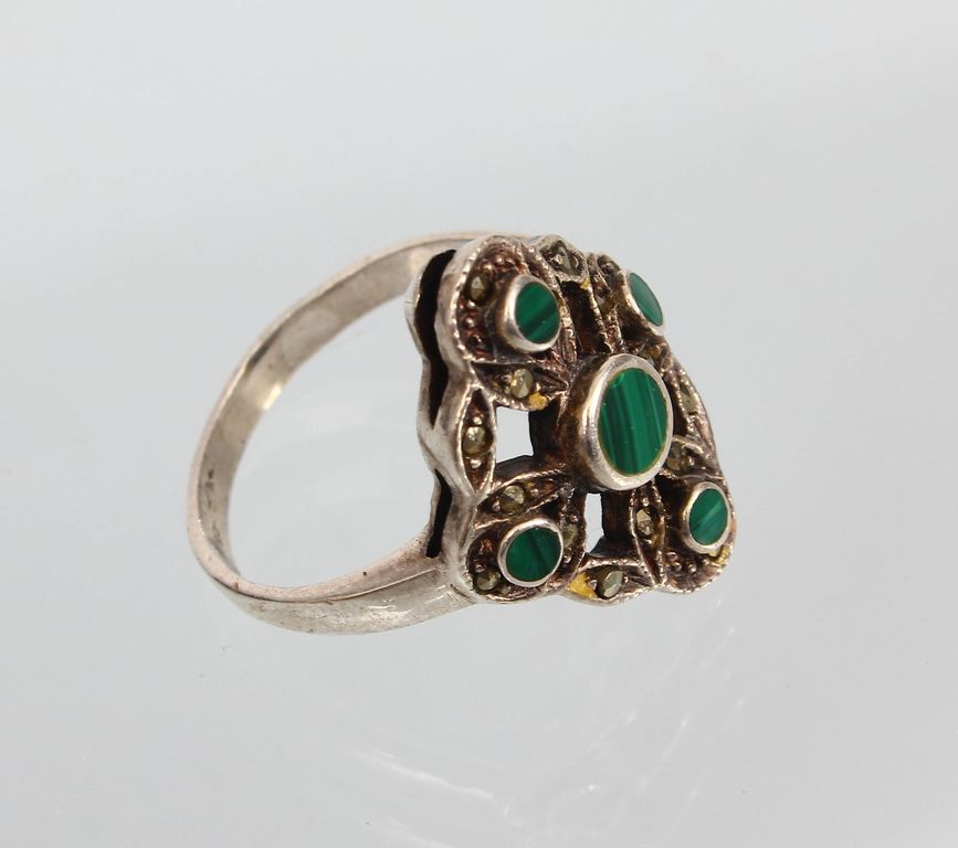 Sudraba gredzens ar zaļu akmeni