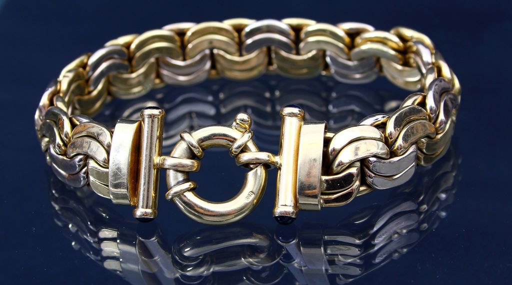 Gold bracelet with sapphires