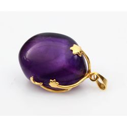 Gold pendant with natural amethyst