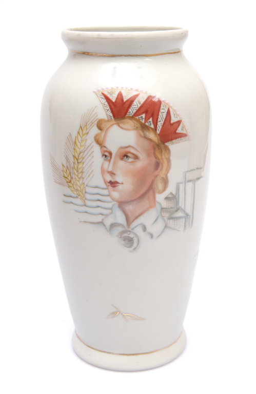Фарфоровая ваза Рижского керамического завода с росписью Елизавети Гегелло 