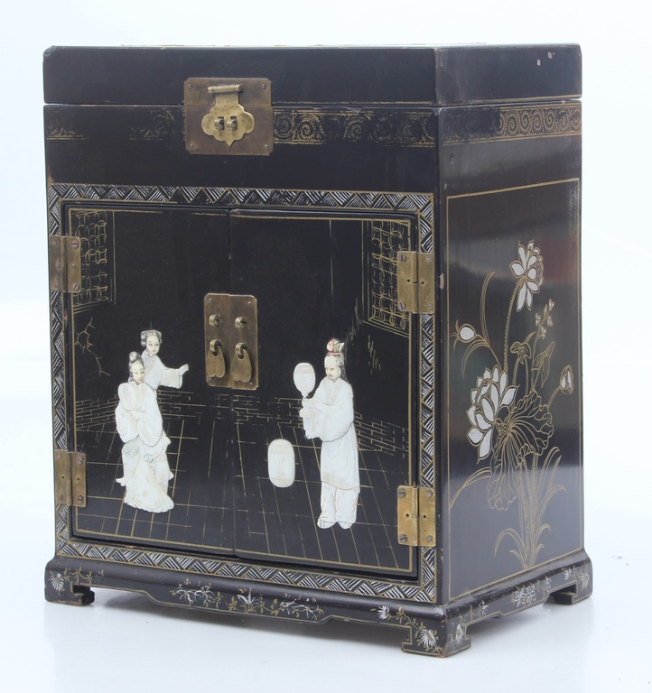Chinese box / chest with mother of pearl 