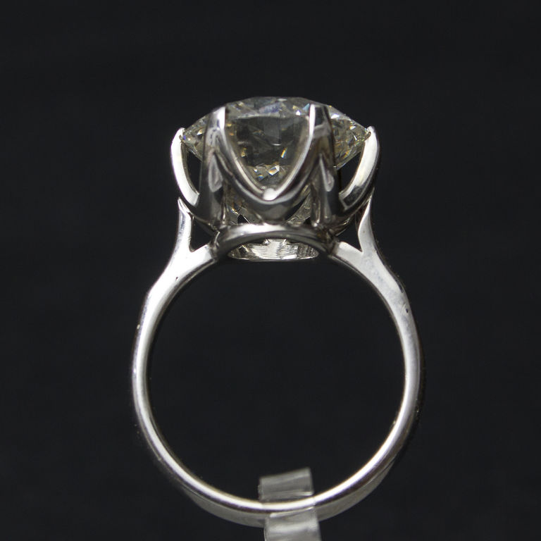 Gold ring with huge 8.29 ct diamond