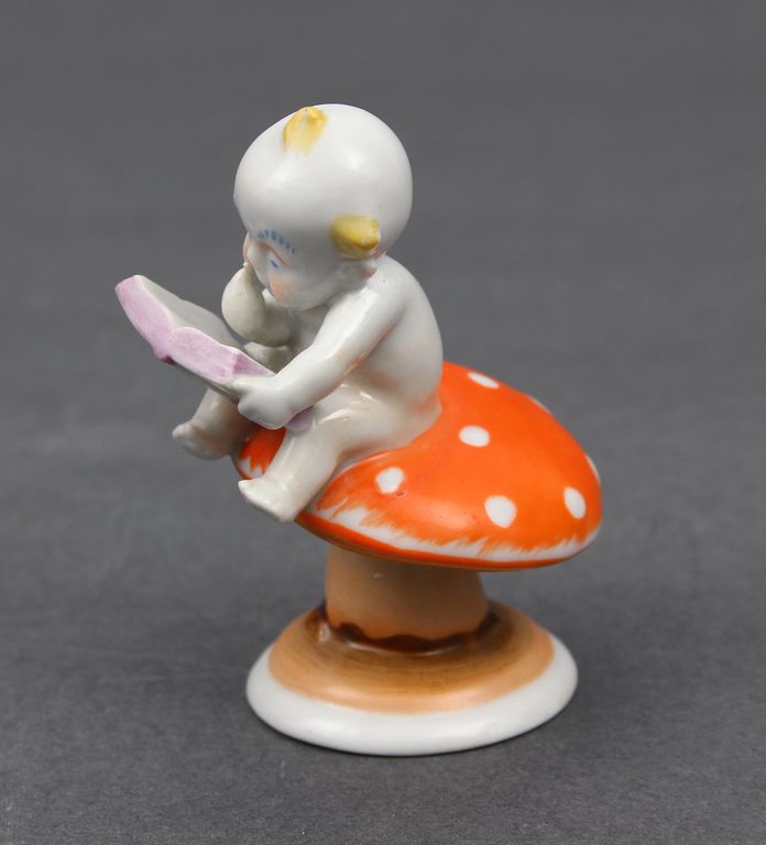  Фарфоровая статуэтка Мальчик на гриб