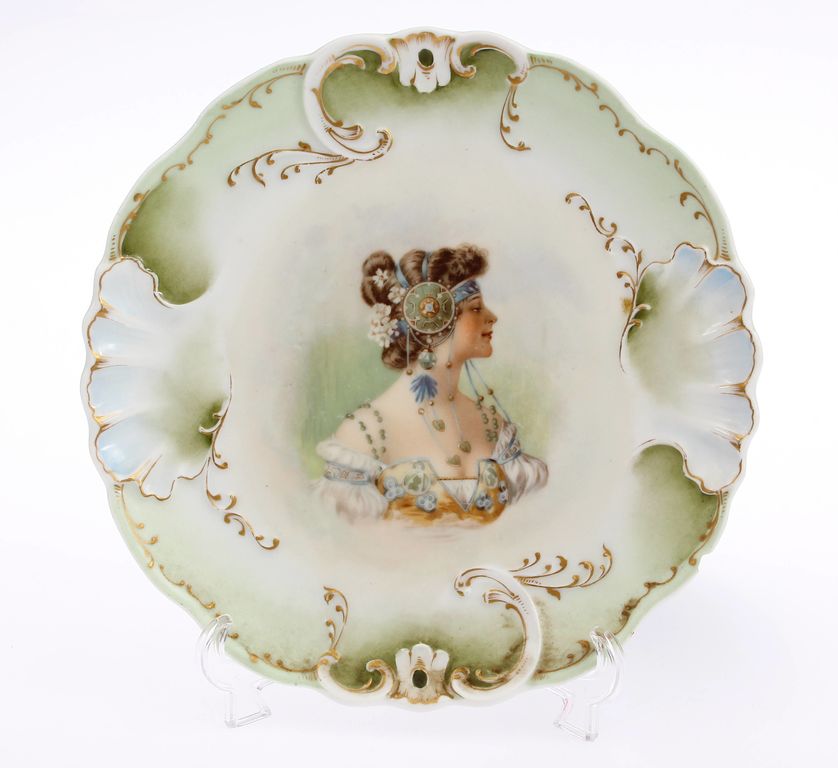 Decorative porcelain plate 