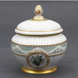 Porcelain utensil with lid