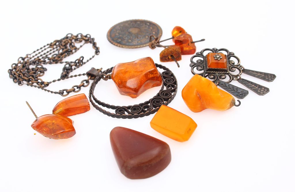 7 amber items - 3 brooches, 1 pendant, 1 necklace, 2 stones