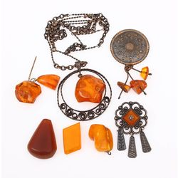 7 amber items - 3 brooches, 1 pendant, 1 necklace, 2 stones