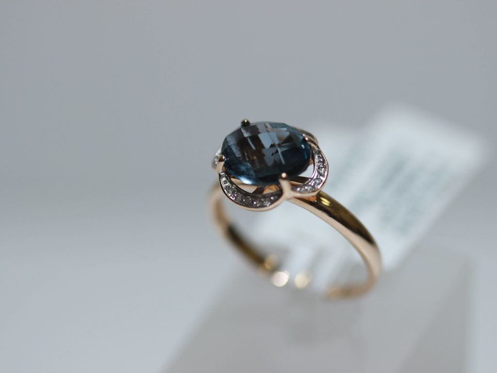 Gold ring with 16 brilliants, topaz