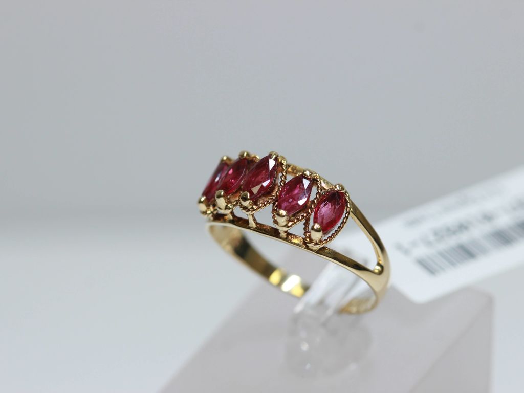 Gold ring with 5 rubies