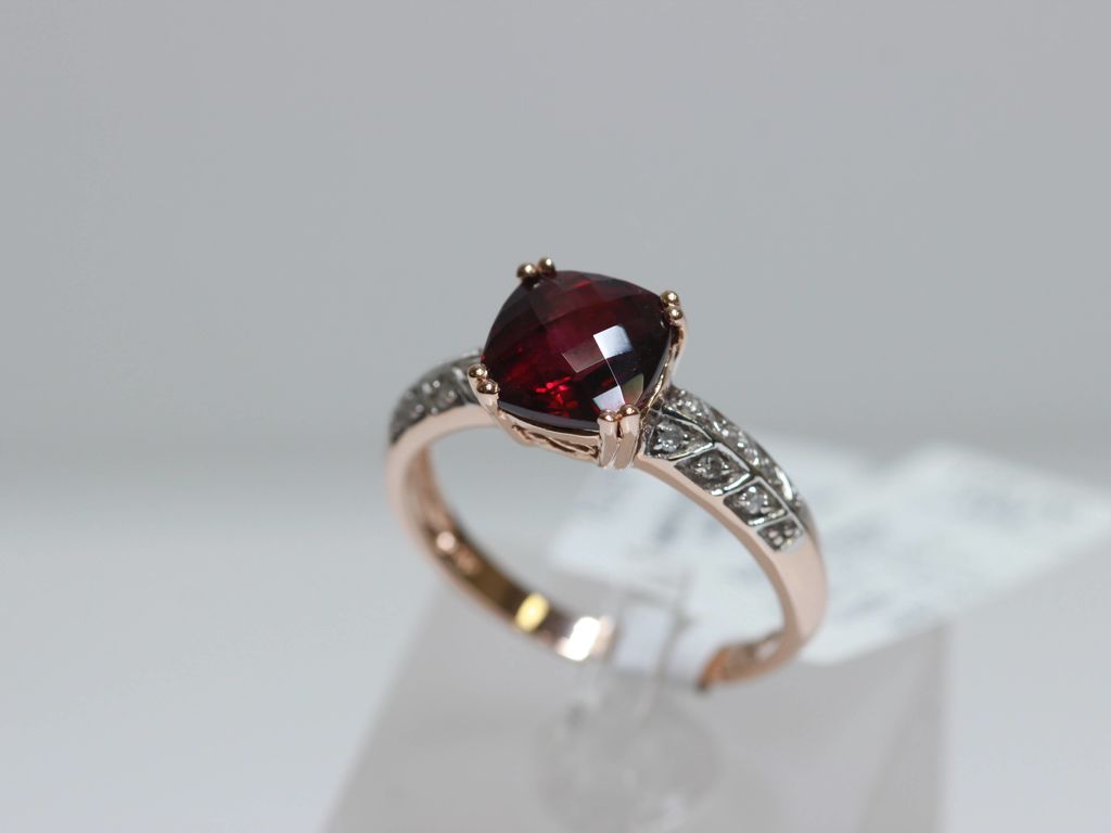 Gold ring with 12 brilliants, garnet