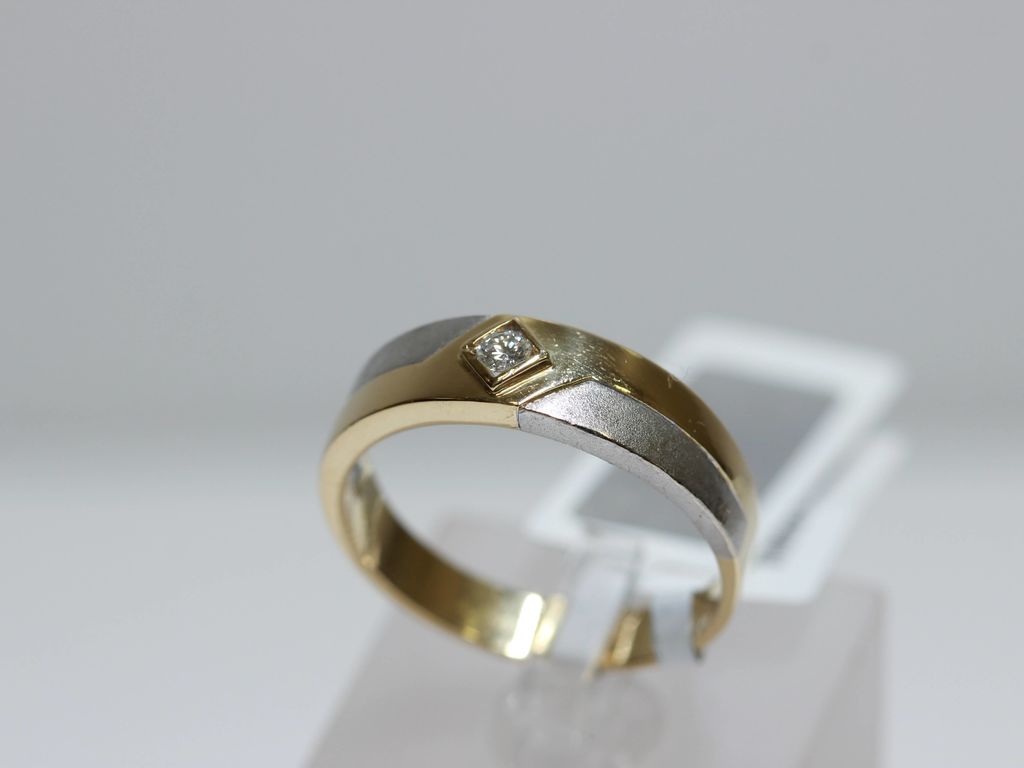 Gold ring with brilliant