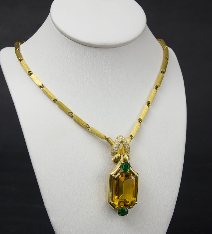 Necklace with 86 brilliants and 2 natural emeralds and natural golden beryllium