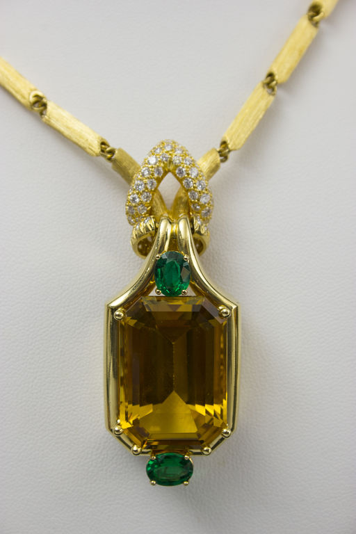 Ожерелье с 86 бриллиантов и 2 изумрудов и естественный положительный золотистый берилл