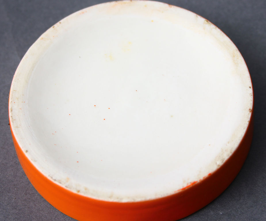 Porcelaim plate with the lid