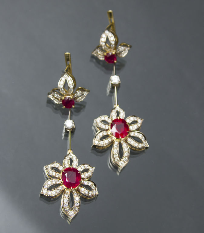 Gold earrings with brilliants and rubies 