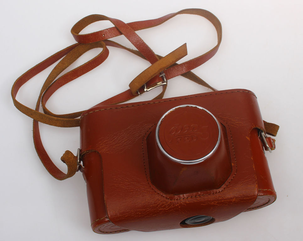 Fotoaparāts orģinālajā ādas somiņā