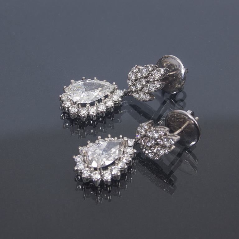 Gold earrings with huge natural diamonds