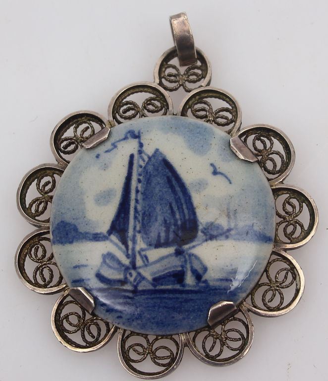 Porcelain pendant in silver frame