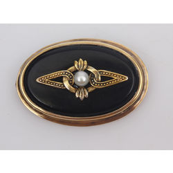 Brooch with pearl