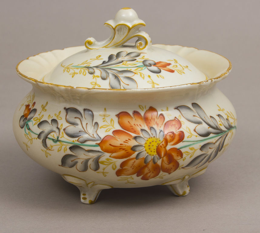 Porcelain bowl with lid