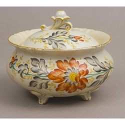 Porcelain bowl with lid