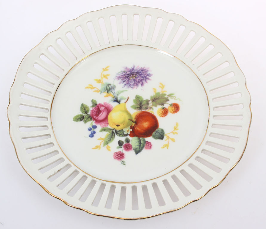 Porcelain plates 