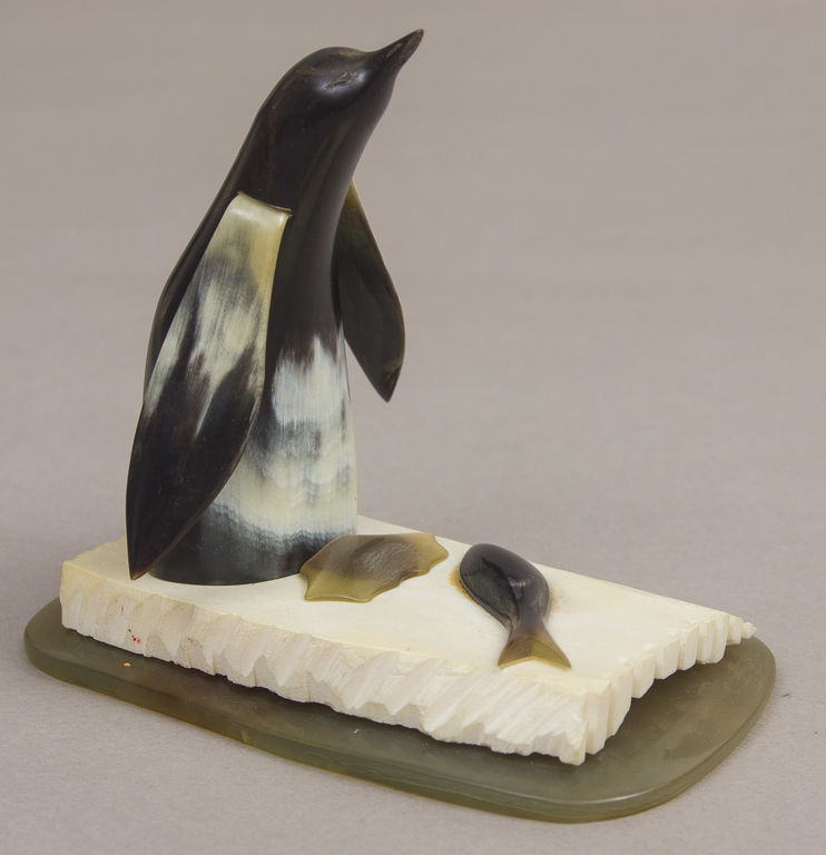 Пластиковая фигурка Пингвин с рыбой