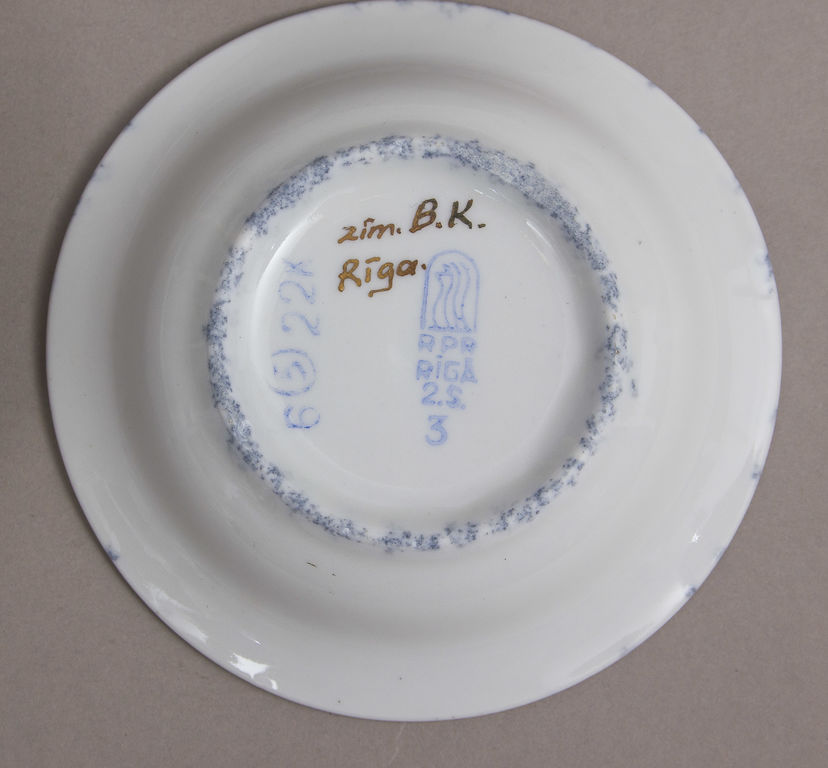 4 porcelain plates 