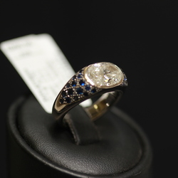 Золотое кольцо с бриллиантом, сапфиры